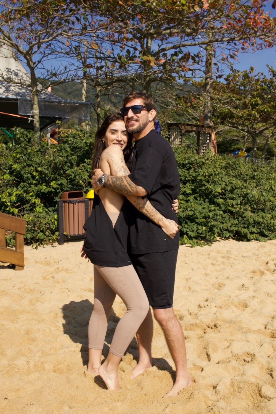 Fernando Ricci e Nat Benegas na praia