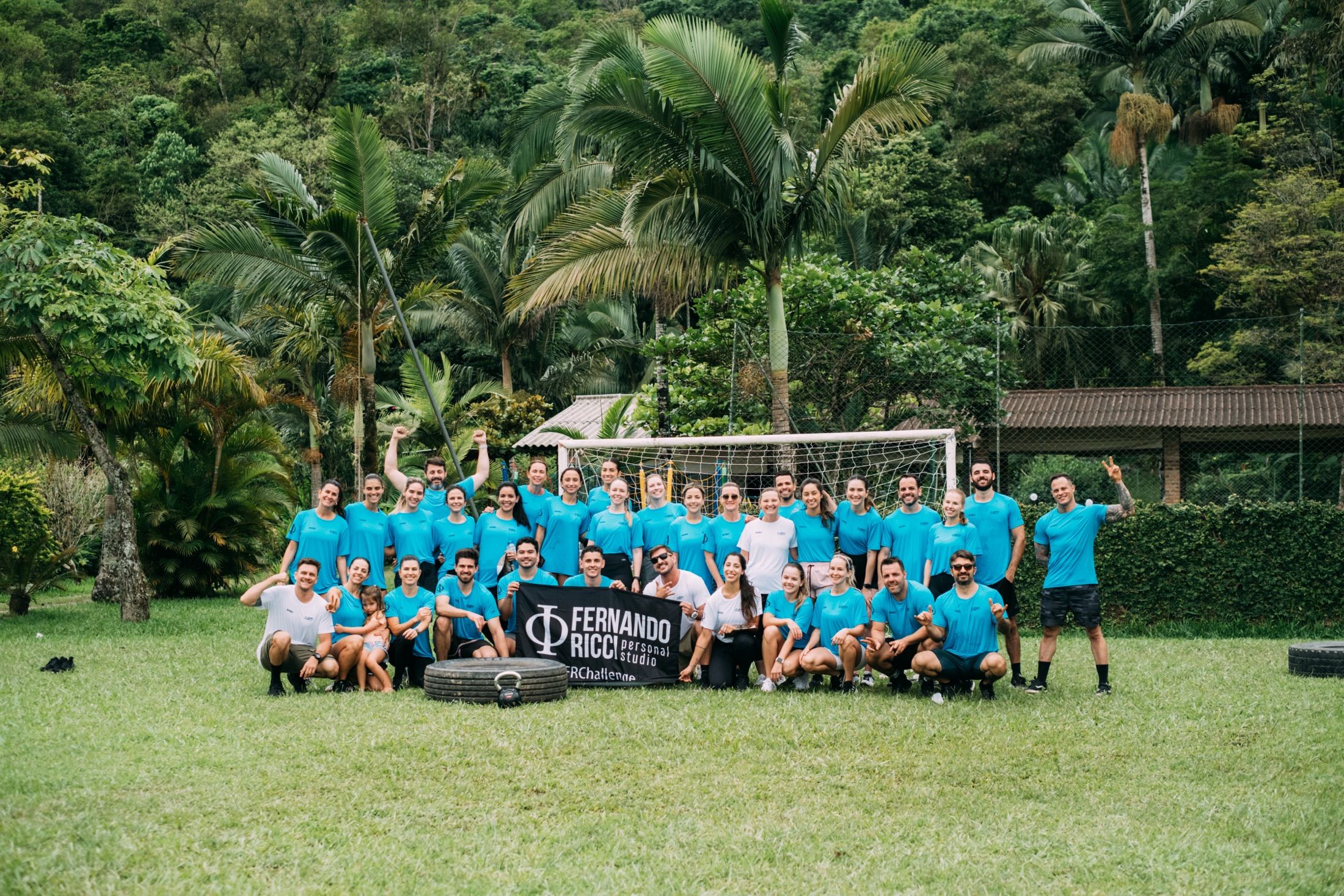 Participantes do FR Challenge 2023 reunidos com as camisetas azuis do evento