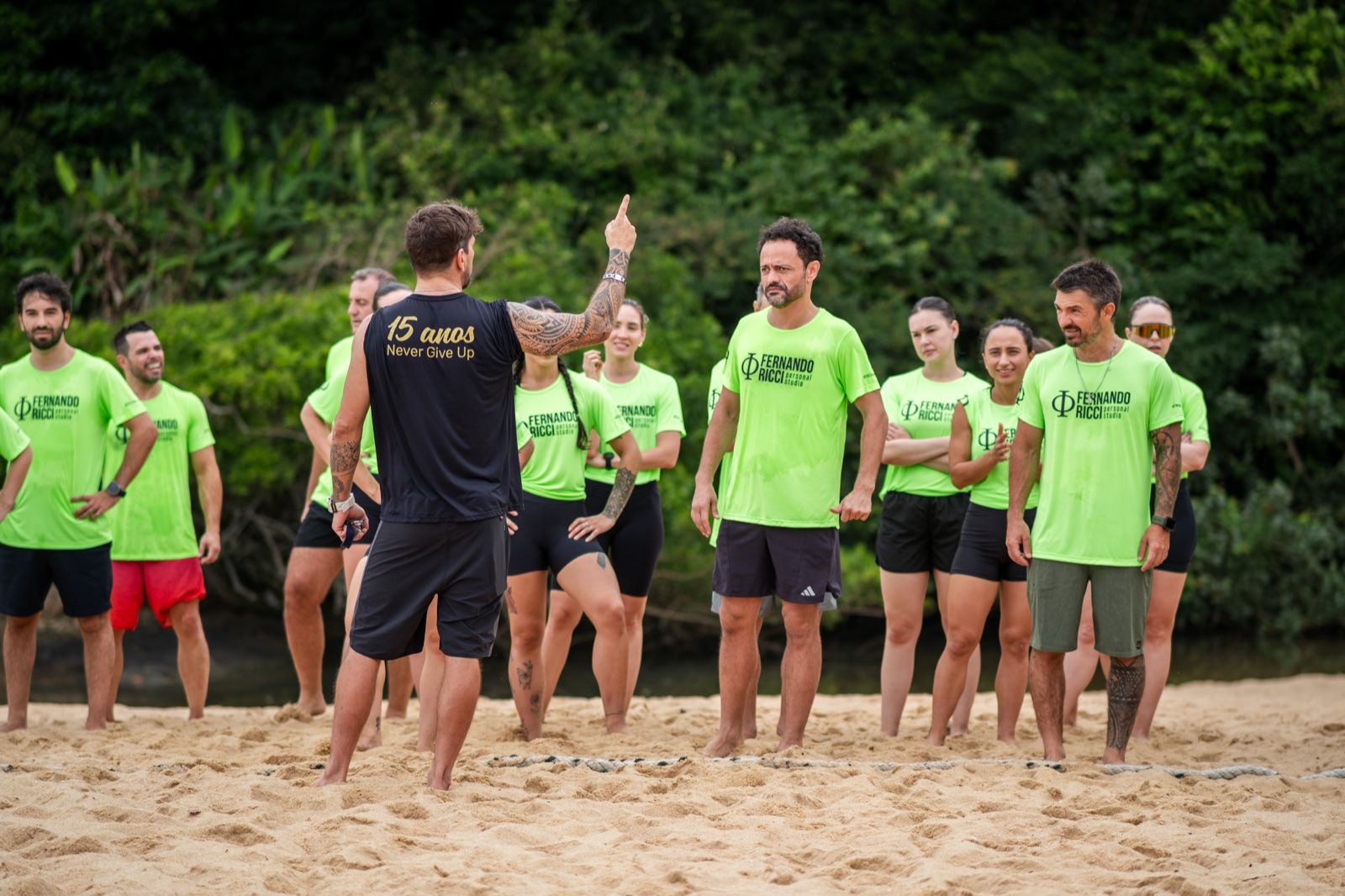 Fernando orientando as equipes do FR Challenge na areia