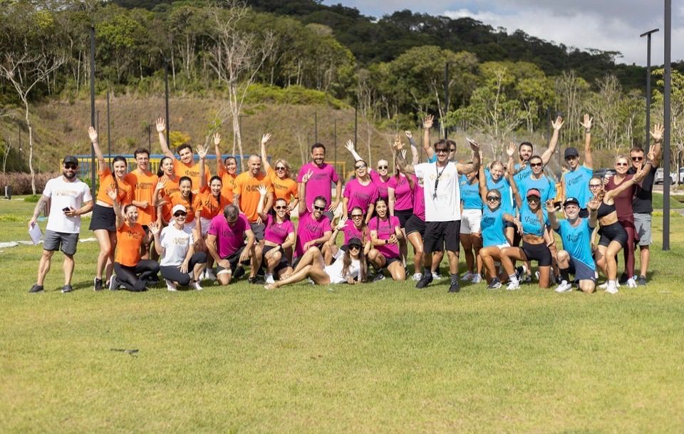 As três equipes do FR Challenge 2025 comemorando no gramado