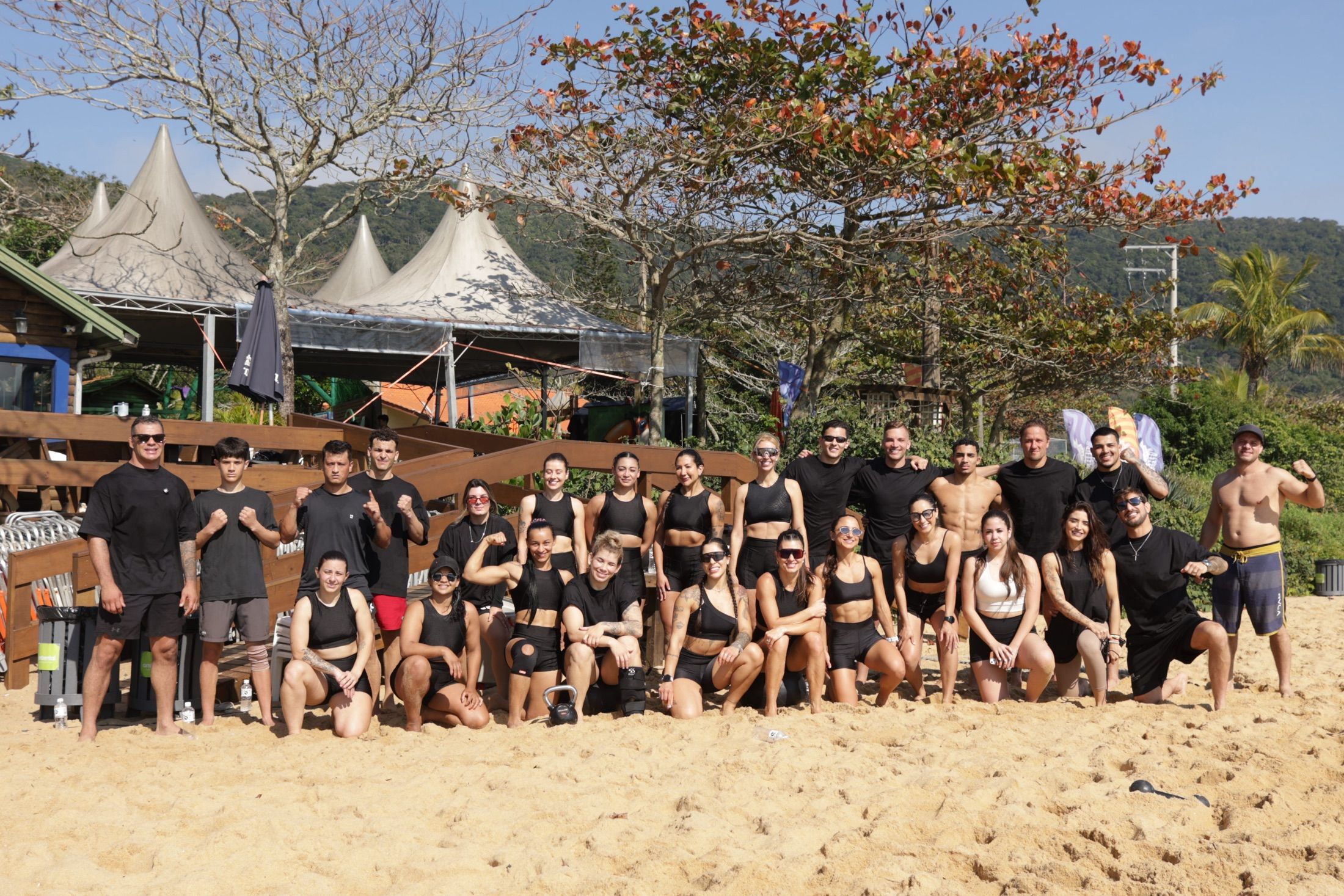 Participantes do GRIT reunidos na areia de Balneário Camboriú